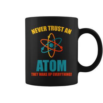 Never Trust An Atom グラフィック皮肉tシャツ コーヒーマグ - Kawaiitshirt