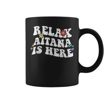 Retro Groovy Relax Aitana Is Here Nombre Del Día De La Madre Taza de café - Regaloses
