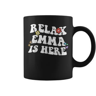 Retro Groovy Relax Emma Is Here Nombre Del Día De La Madre Taza de café - Regaloses