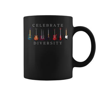 おかしいギターは多様性の型音楽ギフトを祝う コーヒーマグ - Kawaiitshirt