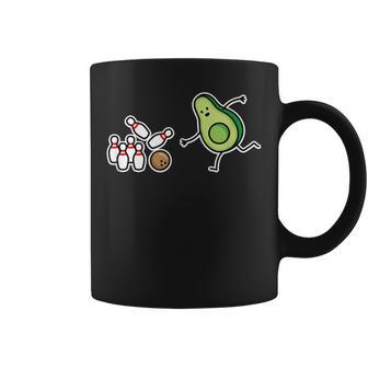 アボカドピットケトビーガンでボウリングをする楽しいアボカド。 コーヒーマグ - Kawaiitshirt