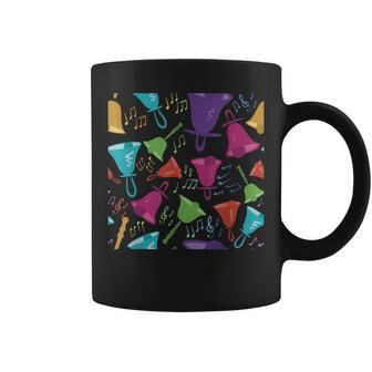 カラフルなハンドベルとメモ柄。 コーヒーマグ - Kawaiitshirt