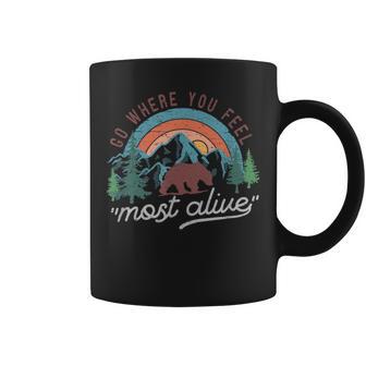 キャンプ おもしろ アウトドア 楽しい 山登り キャンピング 生きていると感じるところへ行く コーヒーマグ - Kawaiitshirt