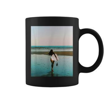 サーファー ガール（写真 リアルフォト）【Surfide サーフサイド】サーフィン 夏・海 ビーチ 砂浜 おしゃれ コーヒーマグ - Kawaiitshirt