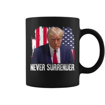トランプは決して降伏しない 共和党大統領ドナルド・トランプ コーヒーマグ - Kawaiitshirt