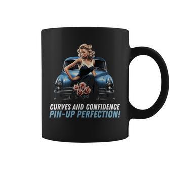 ピンナップガール 古い車の曲線と自信 ピンナップ 完璧 コーヒーマグ - Kawaiitshirt