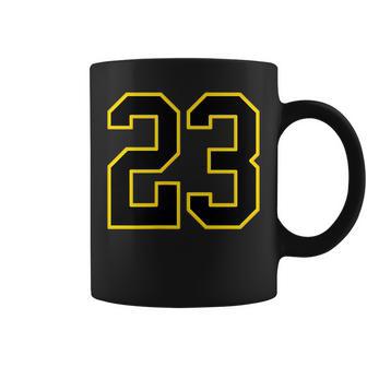 ブラックとイエローのカレッジスポーツスタイルの23番。 コーヒーマグ - Kawaiitshirt