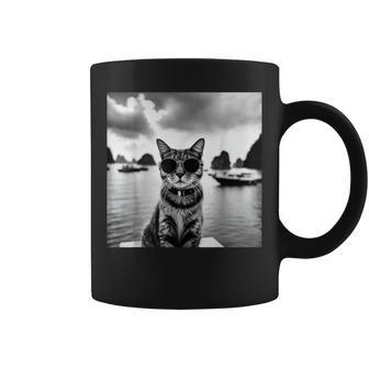 ベトナムのハロン湾でサングラスをかけた猫 コーヒーマグ - Kawaiitshirt