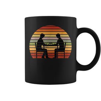 レトロ チェスプレイヤー ビンテージ チェスボード チェス グランドマスター コーヒーマグ - Kawaiitshirt