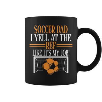 審判に自分の仕事みたいに怒鳴るよ。サッカーパパ。 長袖tシャツ コーヒーマグ - Kawaiitshirt