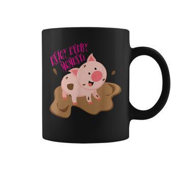 泥遊びをする子豚 すべての瞬間を楽しみましょう！ コーヒーマグ - Kawaiitshirt