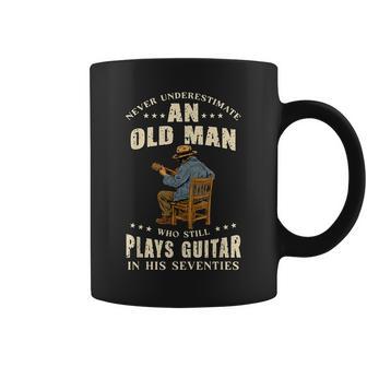 老人はギターを弾く セブンティーズ・ギタリストを過小評価するな コーヒーマグ - Kawaiitshirt