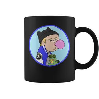 耳付きニットキャップを被った青年 河童の子を抱きながらガムを膨らます コーヒーマグ - Kawaiitshirt
