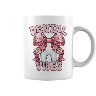 Dentalibes 歯 ピンク ヒョウ柄 弓 歯科医 コーヒーマグ - Kawaiitshirt