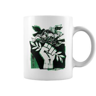 Paix Contre La Guerre Poing Haut De Gamme Tasse - Cadeauxyz