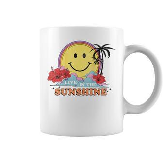 レトロなハッピーフェイス ハイビスカス ヤシの木「太陽に生きる」ビーチ コーヒーマグ - Kawaiitshirt