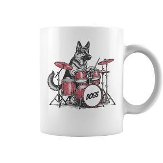ヴィンテージジャーマンシェパード犬の演奏ドラム。 コーヒーマグ - Kawaiitshirt