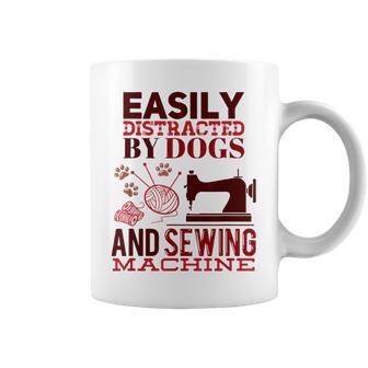 犬やミシンに気を取られやすい おもしろ裁縫 コーヒーマグ - Kawaiitshirt
