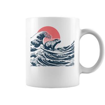 神奈川沖のビッグウェーブでサーフィンをするサーファーのカピバラ コーヒーマグ - Kawaiitshirt