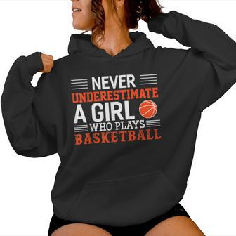 Pallacanestro Maiottovalutare Una Ragazza Che Gioca A Basket Felpa con cappuccio da donna - Novitaregali