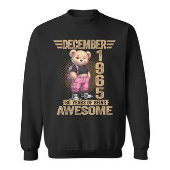 1965年12月 60歳の誕生日 60歳のテディベア Being Awesome スウェットシャツ - Kawaiitshirt