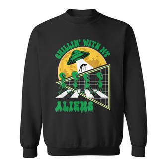 Chillin With My Aliens ハロウィン 宇宙船 エイリアン Ufo 面白い スウェットシャツ - Kawaiitshirt