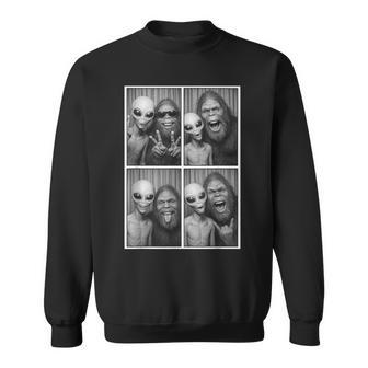 Photobooth Bigfoot & Alien Selfie Sasquatch Sweatshirt - Thegiftio UK