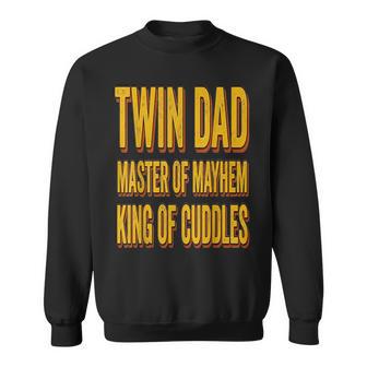 Twin Dad 父の日 ツインダッド メイヘムのマスター 抱きしめる王様 スウェットシャツ - Kawaiitshirt