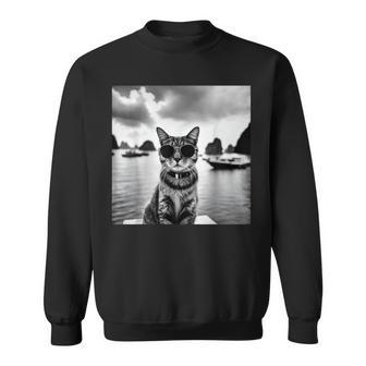 ベトナムのハロン湾でサングラスをかけた猫 スウェットシャツ - Kawaiitshirt