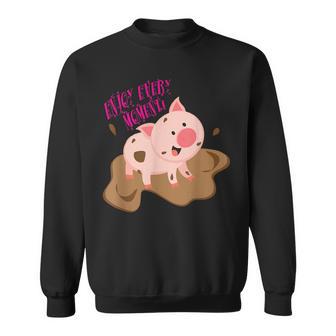泥遊びをする子豚 すべての瞬間を楽しみましょう！ スウェットシャツ - Kawaiitshirt