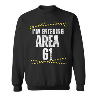 私は61歳の誕生日 おもしろい エリアに入ってる 61歳 スウェットシャツ - Kawaiitshirt