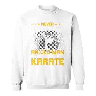 Never Underestimate An Old Man Who Know Karate スウェットシャツ - Kawaiitshirt