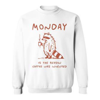 コーヒーが発明された理由は月曜日 少し憂鬱なアライグマ スウェットシャツ - Kawaiitshirt