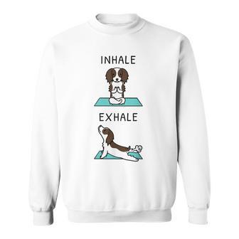 ヨガ吸い込む息を吐くイングリッシュ・スプリンガー・スパニエル犬 スウェットシャツ - Kawaiitshirt