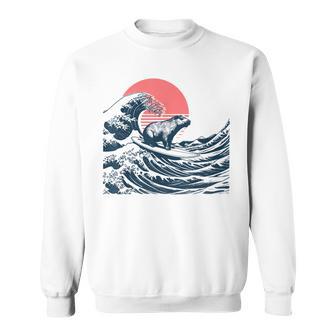 神奈川沖のビッグウェーブでサーフィンをするサーファーのカピバラ スウェットシャツ - Kawaiitshirt