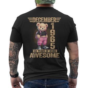 1965年12月 60歳の誕生日 60歳のテディベア Being Awesome メンズTシャツ バックプリント - Kawaiitshirt