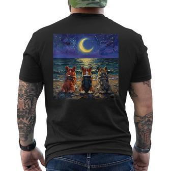 3 コーギーの夜のビーチかわいい犬と三日月のアートワーク メンズTシャツ バックプリント - Kawaiitshirt