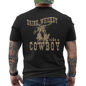 Bere Whisky Ride Un Cowboy T-shirt da uomo con stampa posteriore - Novitaregali