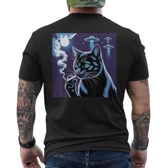 Chat Fumantelfie Alien Ufo Chat Noir Fumant Cigarette T-shirt imprimé au dos - Cadeauxyz