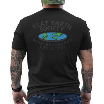 Flat Earthociety Members Around The Globe ジョーク メンズTシャツ バックプリント - Kawaiitshirt