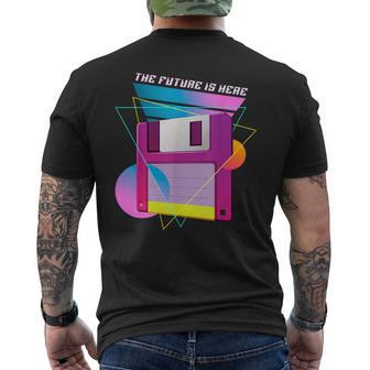 The Future Is Here フロッピーディスクディスクディスクレトロ80年代vaporwave メンズTシャツ バックプリント - Kawaiitshirt