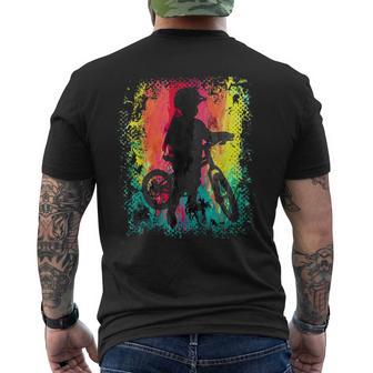 Kind Mit Kleinem Fahrrad Und Bunten Regenbogenfarben T-Shirt mit Rückendruck - Seseable
