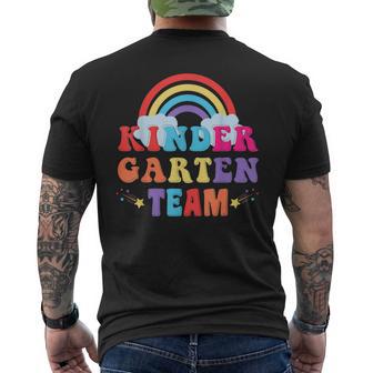 Kindergarten Kita Team Outfit Erzieherin Erzieher Regenbogen T-Shirt mit Rückendruck - Seseable