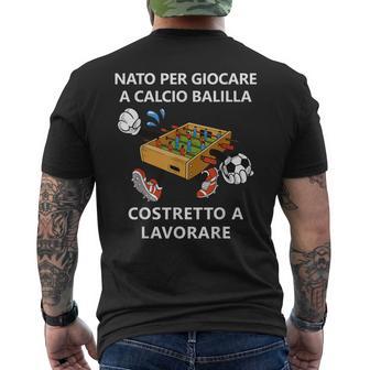 Nato Per Giocare A Calcio Balilla Costretto A Lavorare T-shirt da uomo con stampa posteriore - Novitaregali