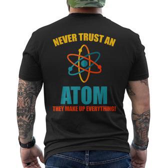 Never Trust An Atom グラフィック皮肉tシャツ メンズTシャツ バックプリント - Kawaiitshirt