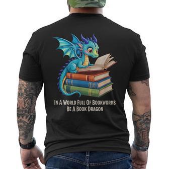 Niedlicher Drache Liest Ein Buch – Fantasie-Buchwurm-Liebhaber T-Shirt mit Rückendruck - Geschenkecke