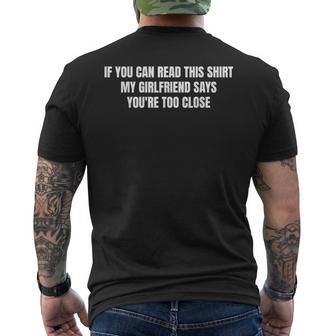 Si Tu Peux Lire Ceci Ma Copine Dit Que Tu Es Trop Proche T-shirt imprimé au dos - Cadeauxyz
