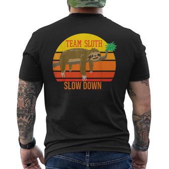 Teamlothlow Down ユニークな怠け者がゆっくり動く動物ギフト メンズTシャツ バックプリント - Kawaiitshirt