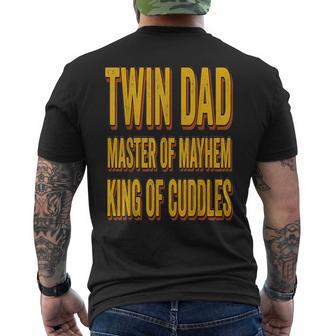 Twin Dad 父の日 ツインダッド メイヘムのマスター 抱きしめる王様 メンズTシャツ バックプリント - Kawaiitshirt