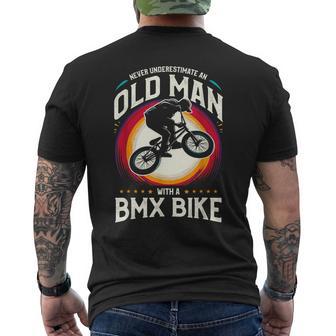 Never Underestimate An Old Man With A Bmx Bike T-shirt da uomo con stampa posteriore - Novitaregali